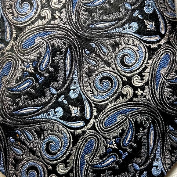 Van Heusen Tie - Picture 4 of 9